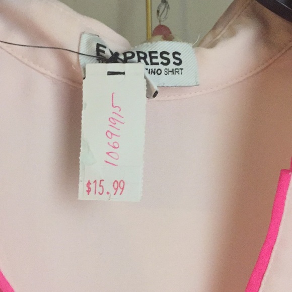 Express pink button down top NWT never worn - Picture 4 of 5